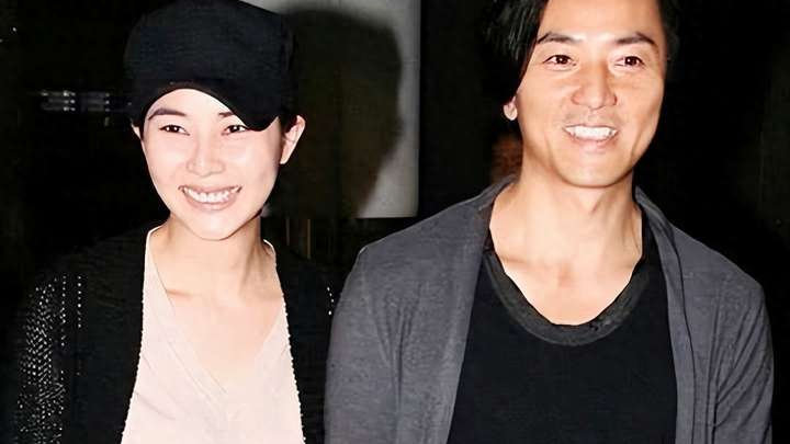 郑伊健携妻子现身，一身黑衣依旧酷帅，蒙嘉慧素颜浓发穿着似路人