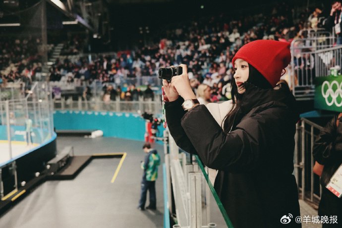 关晓彤奔赴意大利为中国队加油