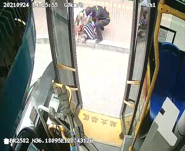 好样的!路遇老人晕倒在地,公交司机急忙下车搀扶休闲区蓝鸢梦想 - Www.slyday.coM 好样的!路遇老人晕倒在地,公交司机急忙下车搀扶休闲区蓝鸢梦想 - Www.slyday.coM