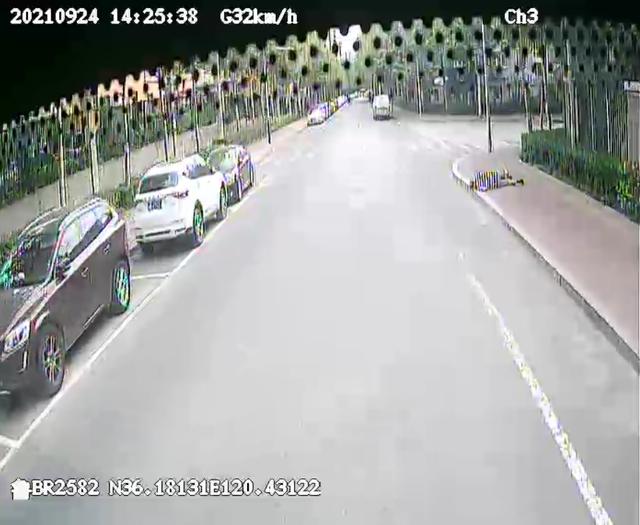 好样的!路遇老人晕倒在地,公交司机急忙下车搀扶休闲区蓝鸢梦想 - Www.slyday.coM 好样的!路遇老人晕倒在地,公交司机急忙下车搀扶休闲区蓝鸢梦想 - Www.slyday.coM