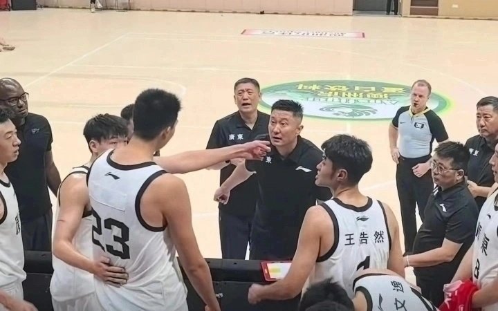 在聊啥？朱芳雨和徐昕赛前激情“热聊” 去年只租借不交易太明智