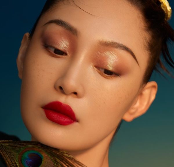 重拾审美自信花西子用“细长眉、眼下彩、点珠唇”打造“中国妆”休闲区蓝鸢梦想 - Www.slyday.coM 重拾审美自信花西子用“细长眉、眼下彩、点珠唇”打造“中国妆”休闲区蓝鸢梦想 - Www.slyday.coM