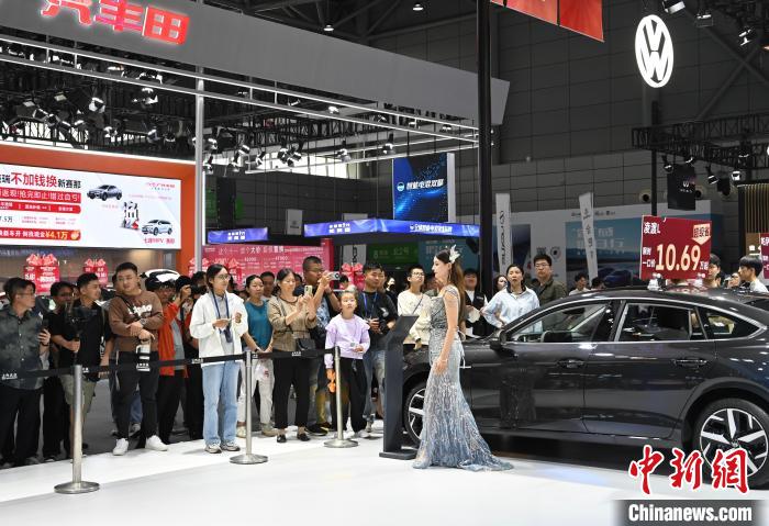 合肥国际新能源汽车展：市民体验未来