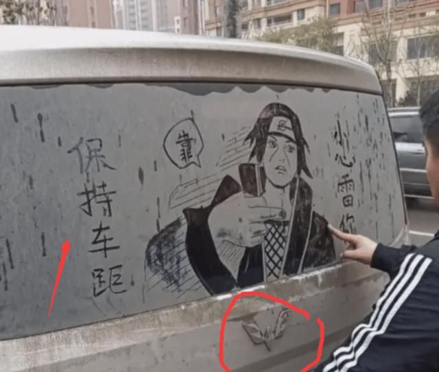 小伙在面包车上乱涂乱画，车主本想发难，看到成品车都不愿洗了