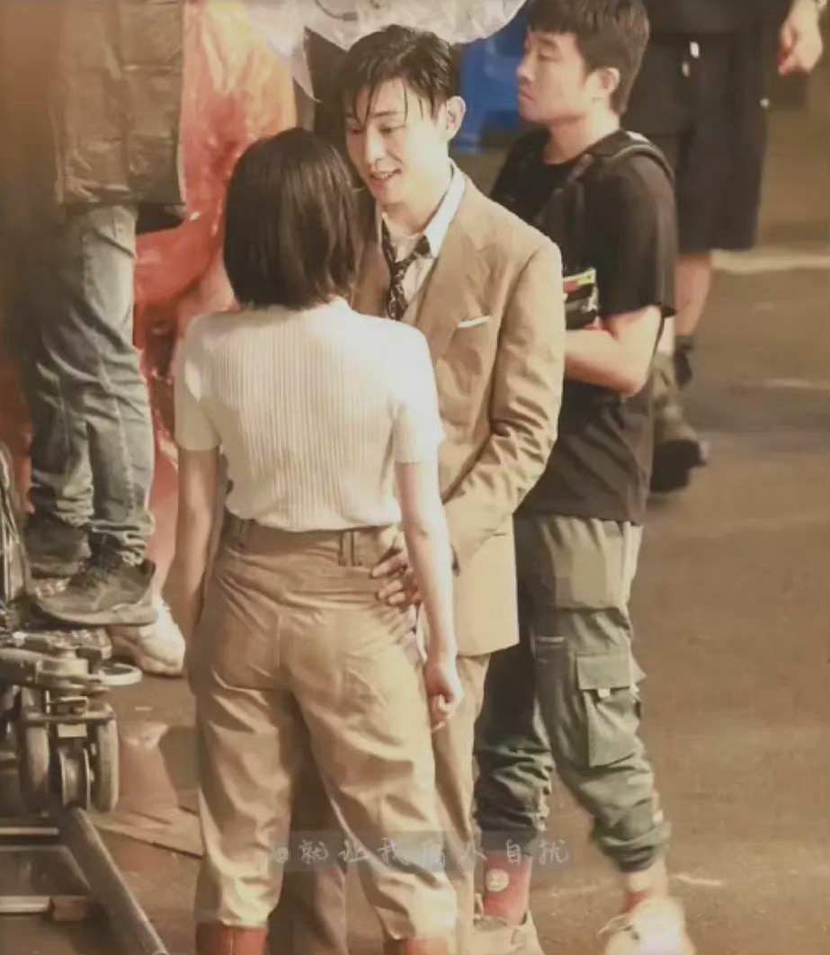 邓伦,倪妮《夜旅人》路透,两人互动好甜!被伦哥的眼神