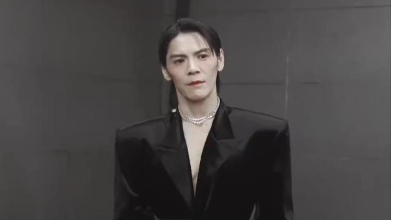 向佐被曝红毯造型穿了十厘米高跟鞋