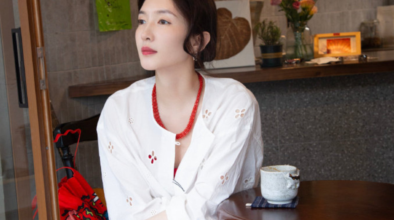 江疏影晒照可盐可甜，诠释温婉东方韵味，身材颜值再度封神