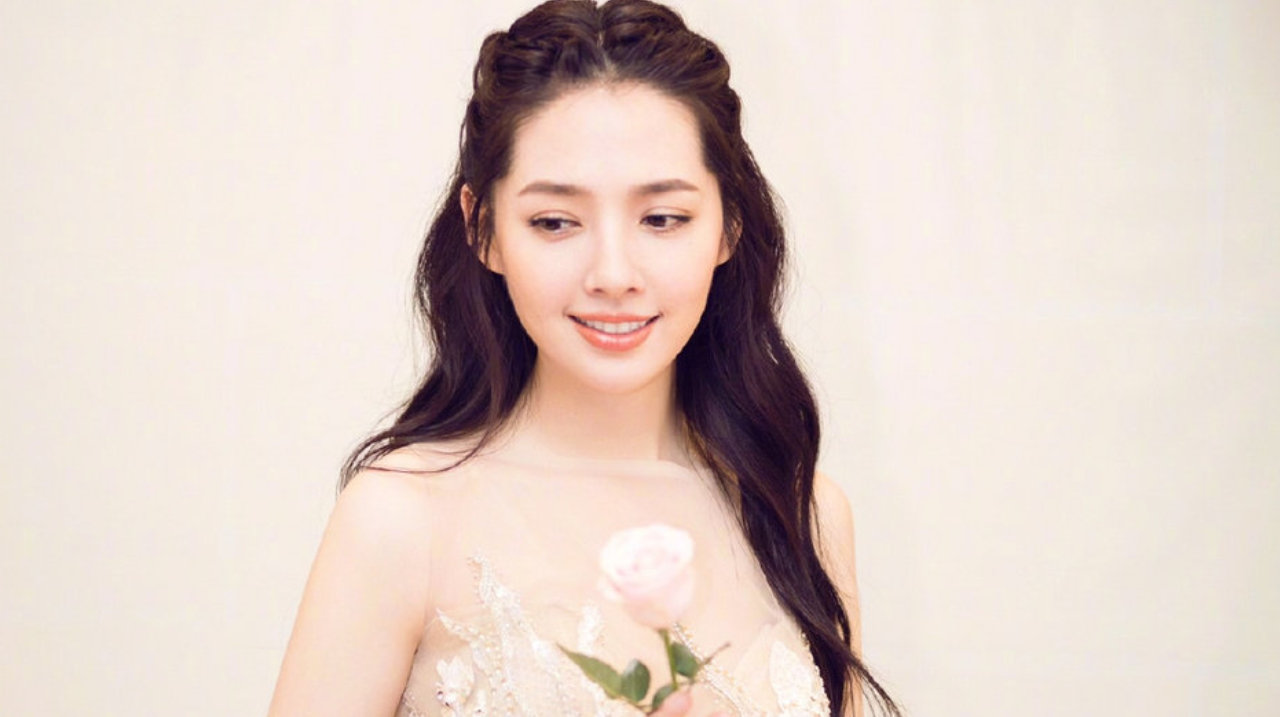 郭碧婷身穿性感优雅的透视曳地礼服，仙又美，十分吸睛。