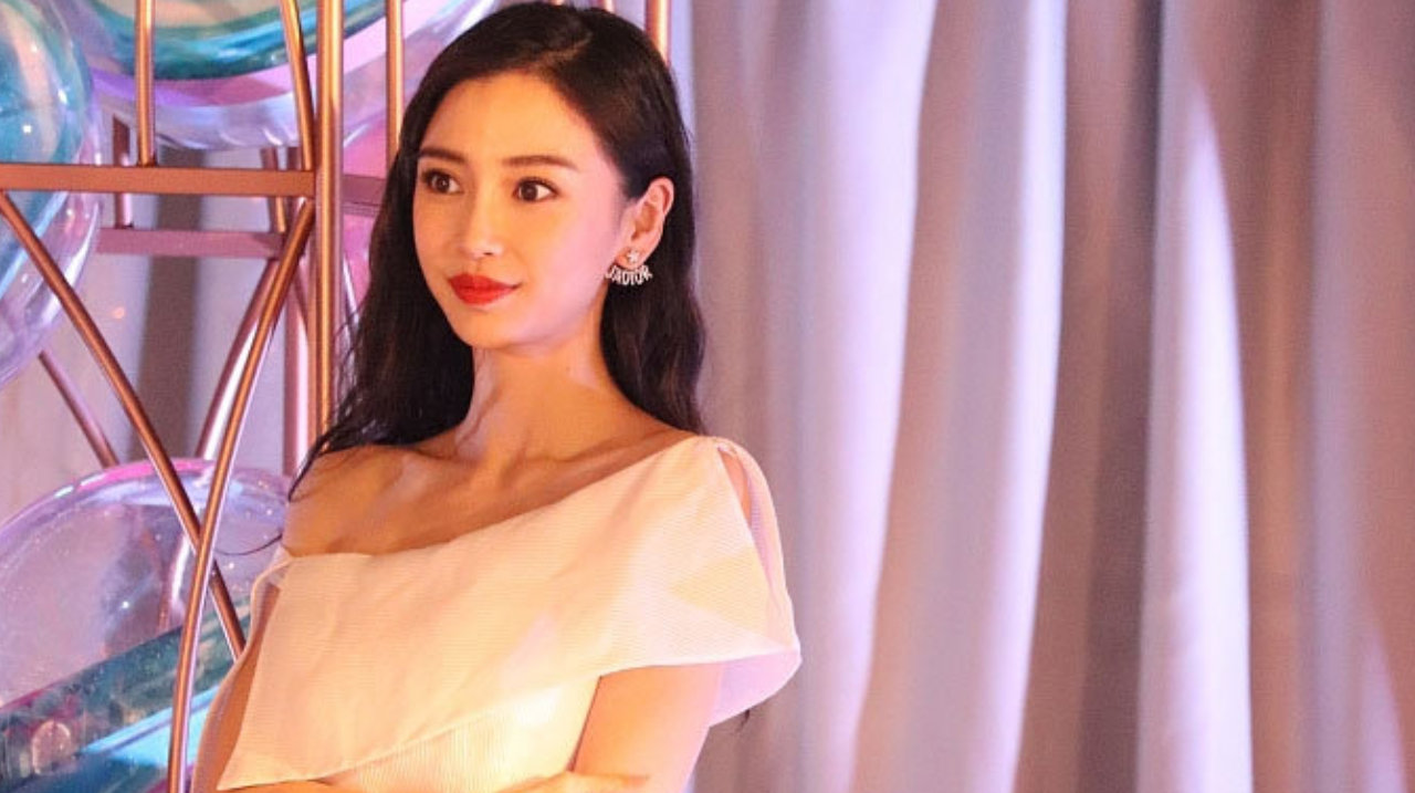 Angelababy穿白纱裙 生图颜值扛打少女范十足