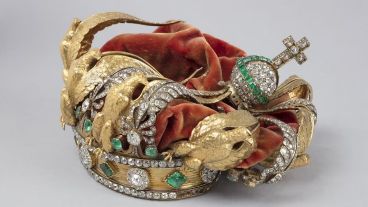 劫匪遗弃后，王冠被压扁了