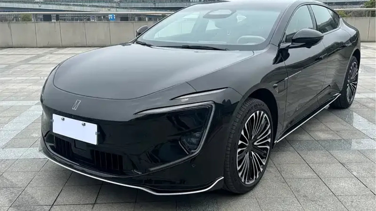 阿维塔12纯新：堆料堆不出真豪华，难掩基本功缺失