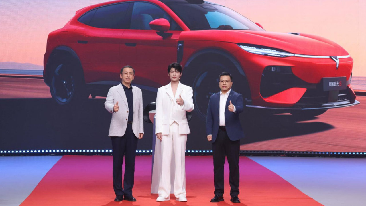 让杨洋现场订车，这款顶配30.99万的科技FUV到底有多香