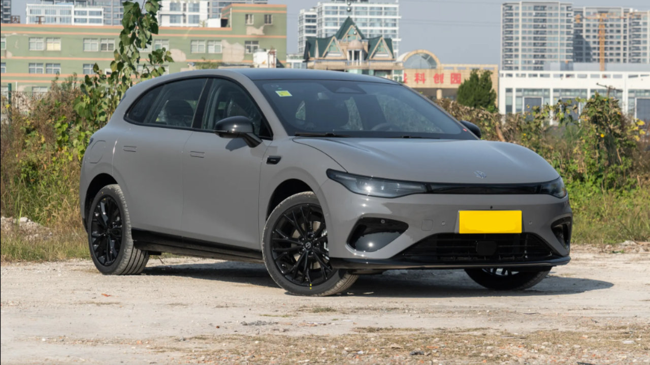 开着有面，操控给力，限时9.28万元起，短途试驾体验零跑Lafa5！