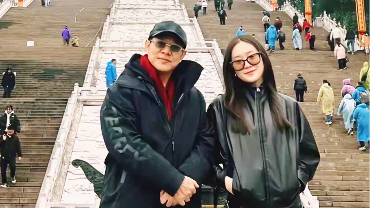 李连杰悄然回国礼拜，带小女儿游山显老态，名校女儿穿搭美式风