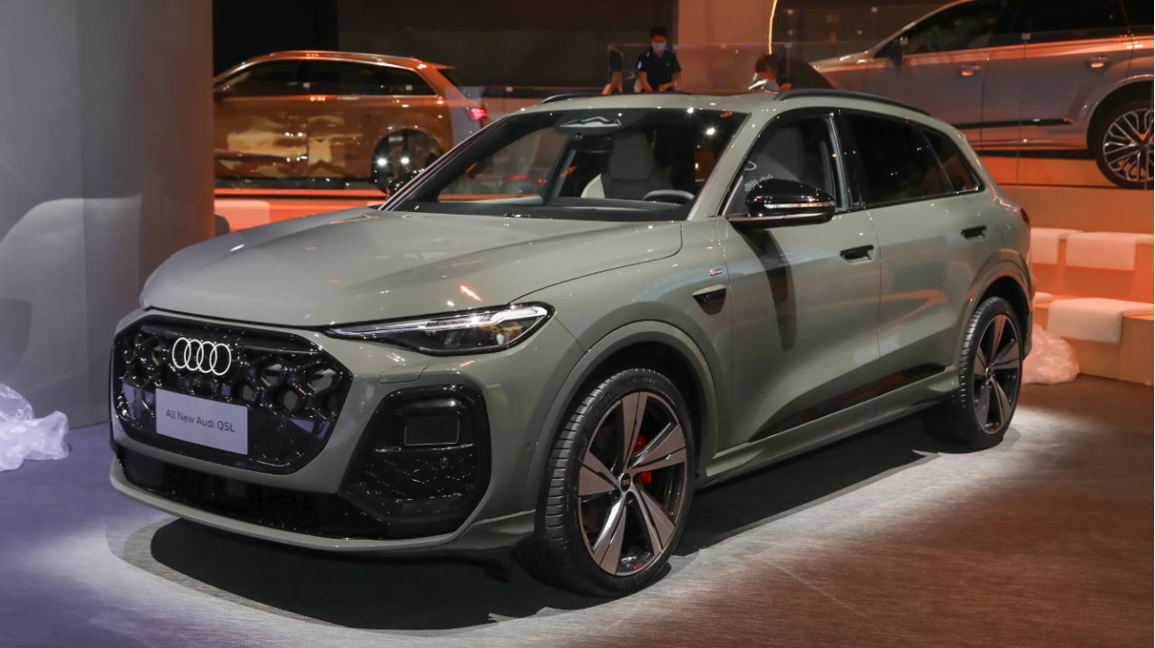 全新奥迪Q5L内饰改三屏，预售31.3万起，轴距2945mm，标配2.0T