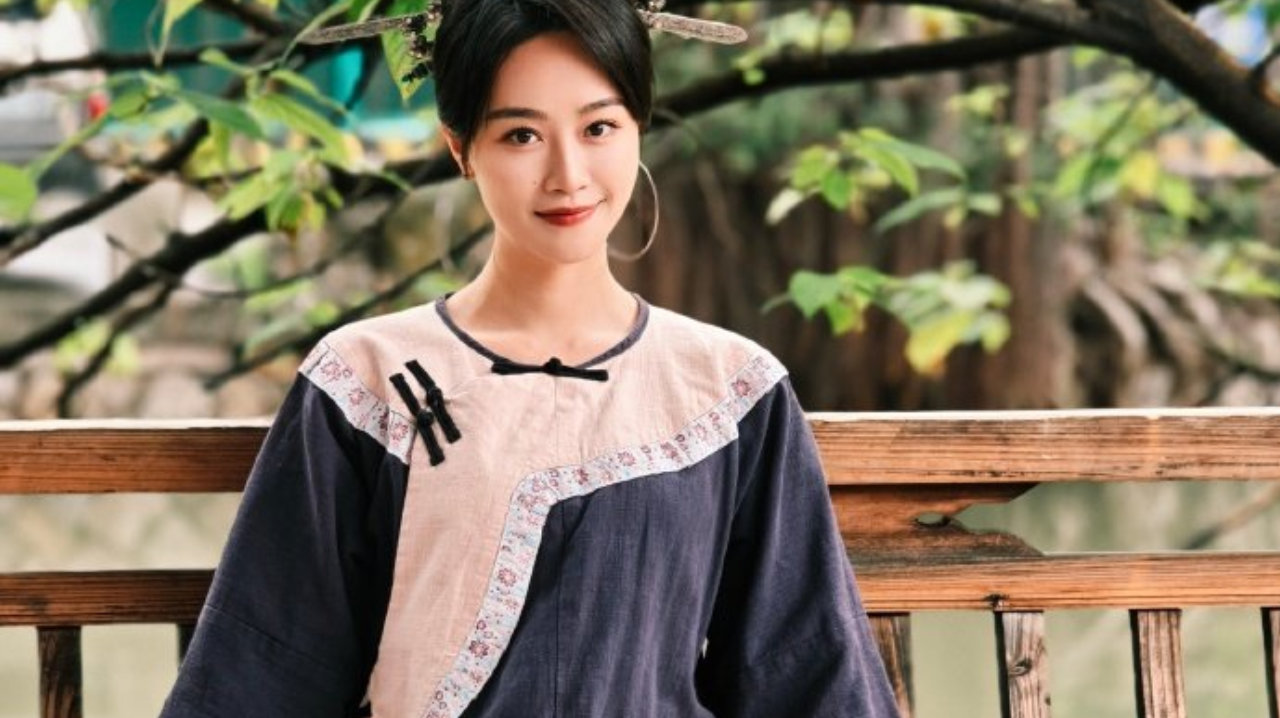 蓝盈莹：穿上民族服饰的她，美得像从旧时光里走出来的画中人