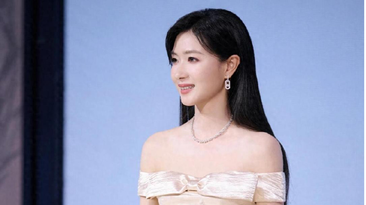 44岁万茜留回长发后像换了个人！穿抹胸裙好惊艳，美到差点认不出