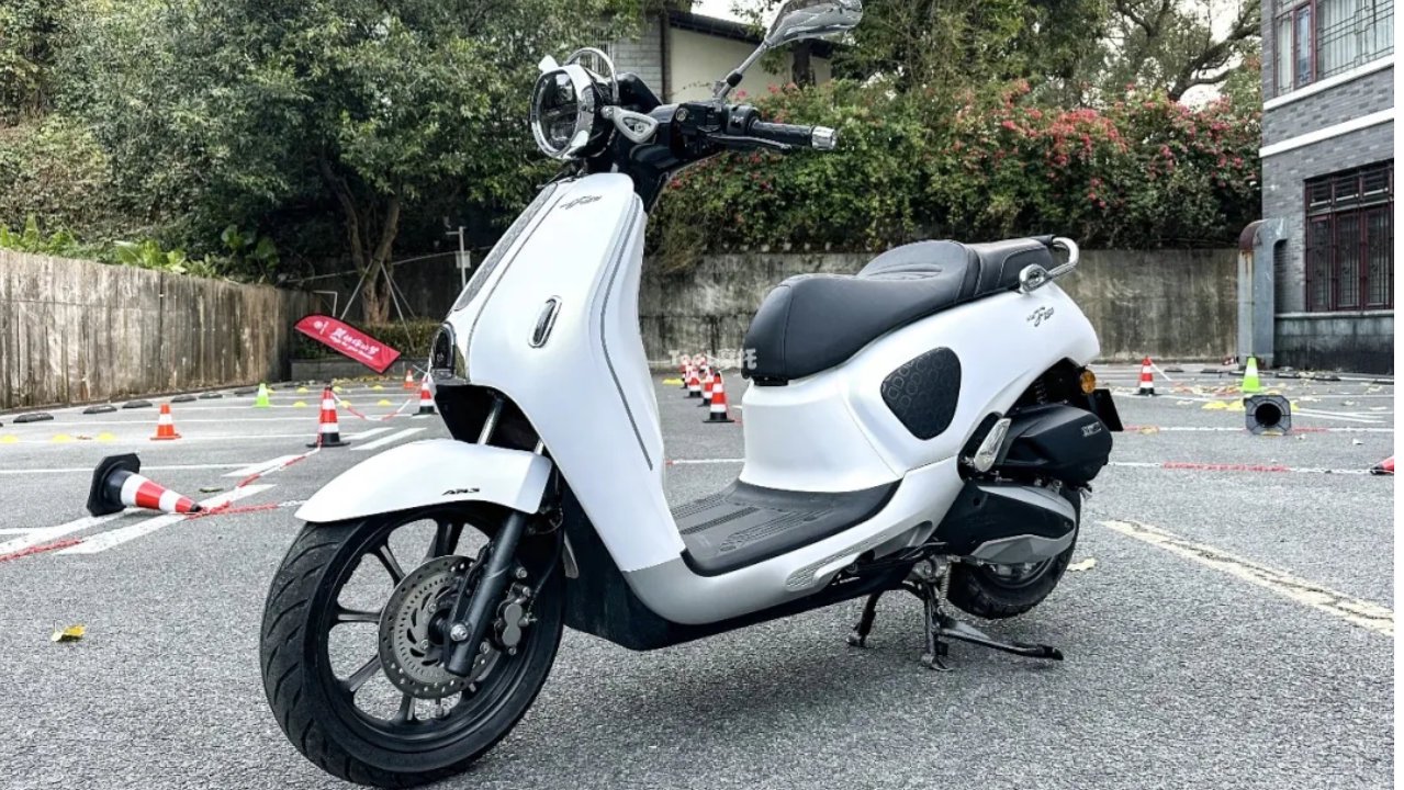 马术与复古的碰撞，五羊本田NWF150复古踏板上市，售价14980元起