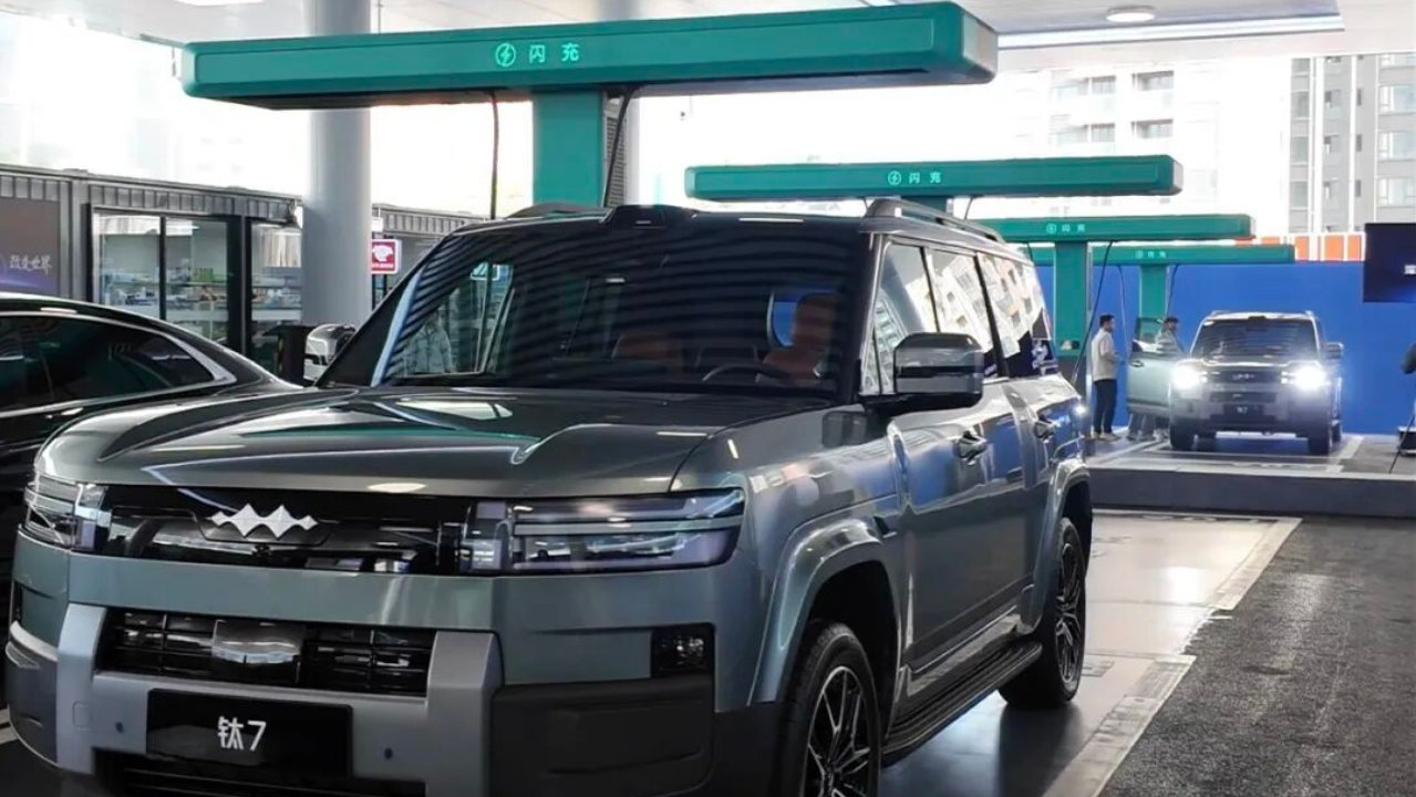 让友商车主都闪充上瘾，才是比亚迪的大气层