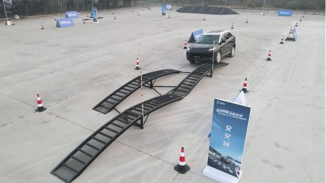 全时四驱+三室一厅 第三代蓝电E5 PLUS 解锁移动生活新境界