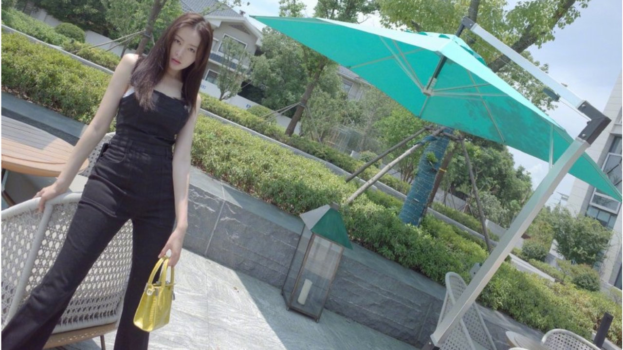 张天爱穿背带牛仔裤走清新风 一个侧身却暴露超S曲线