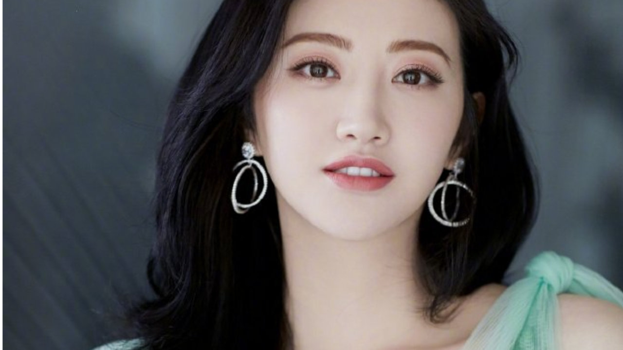 景甜穿着薄荷绿薄纱长裙，裙周晶莹亮片更是点点闪光