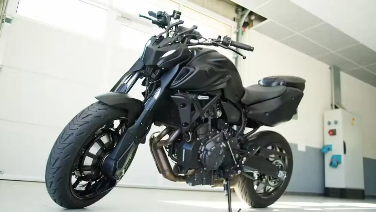 93匹、300牛米，雅马哈MT-07“两驱版”亮相，前轮塞进轮毂电机