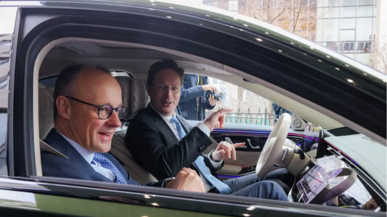 新款奔驰S级国内实车亮相，车标很亮眼，智驾找Momenta帮忙