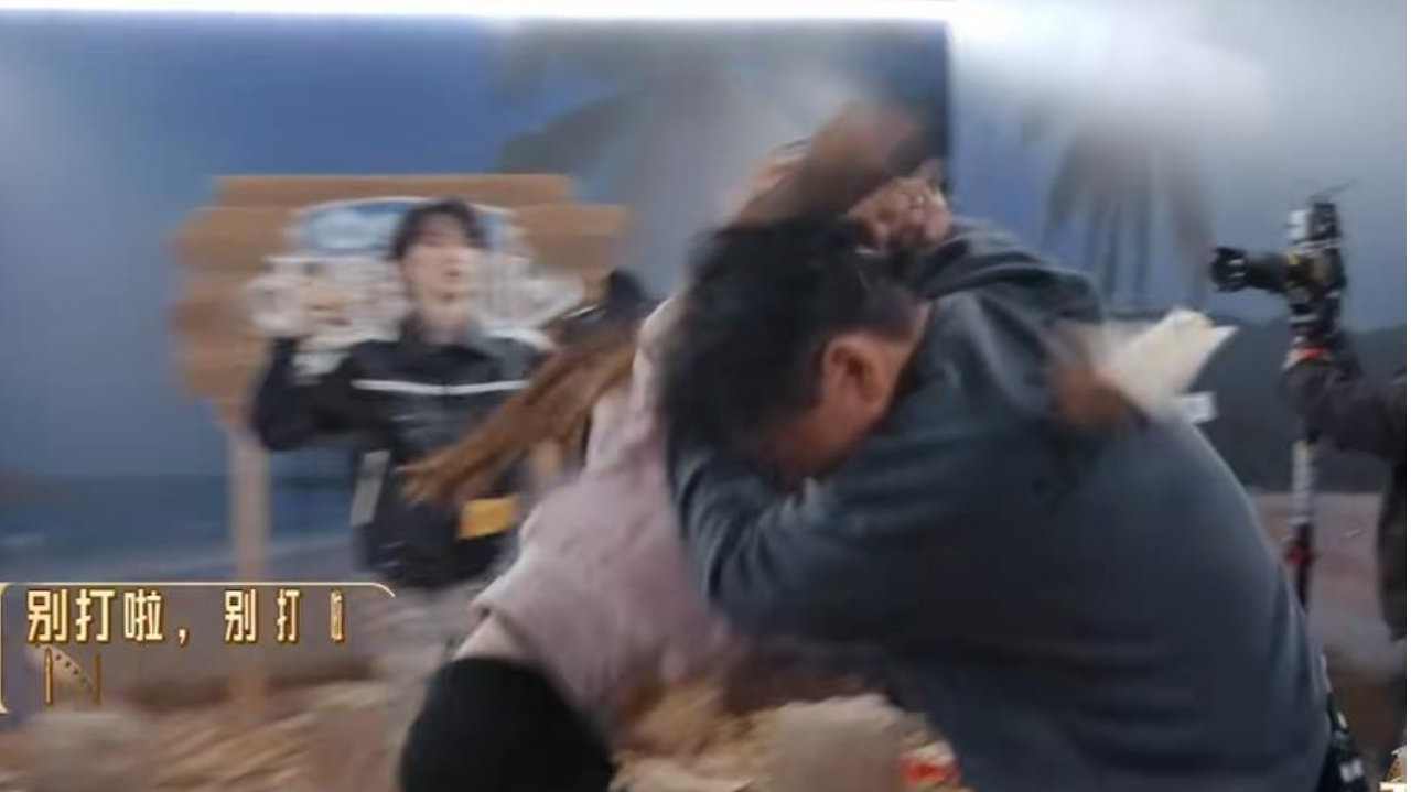 朱孝天上节目被打，被女演员当头一棒，当场懵住一脸难以置信