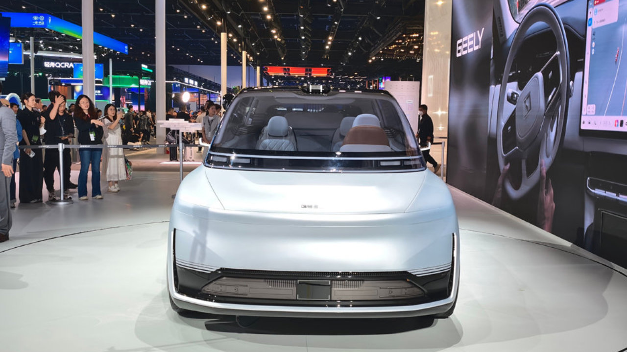 2026北京车展丨吉利汽车集团发布首款原生开发「Robotaxi」原型车