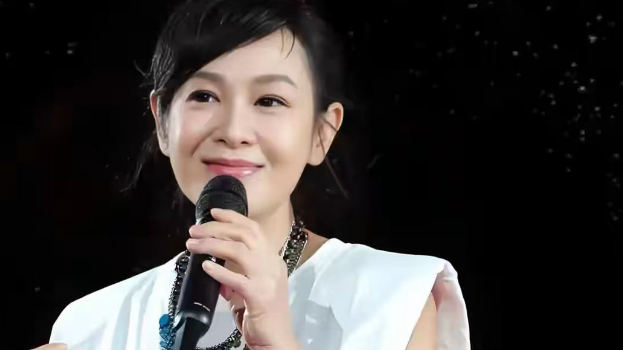 57岁刘若英晒度假日常，11岁儿子身高反超妈妈氛围感十足