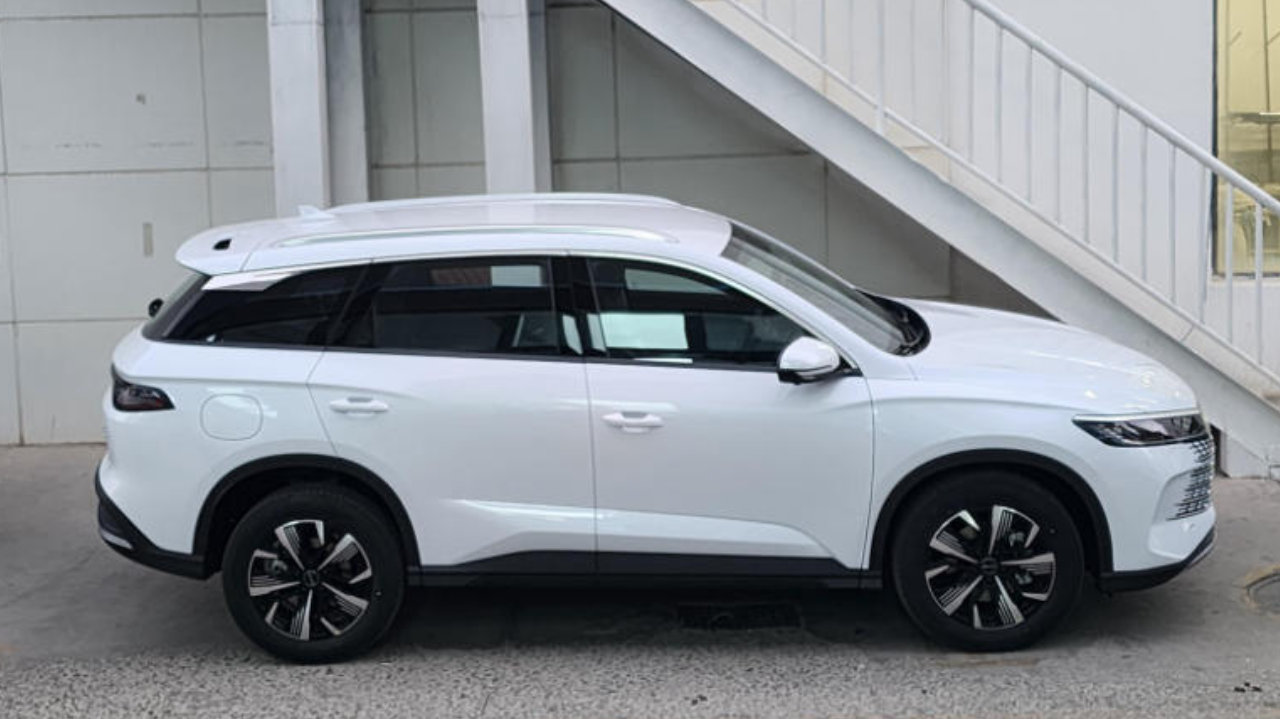 中国“插混SUV”车型第一名：月销量13757台，续航提升到1735km