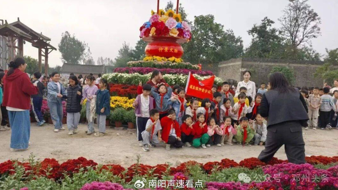 【聚力聚焦乡村振兴】邓州市穰东镇:五彩菊韵醉金秋 美丽乡村引客来 【聚力聚焦乡村振兴】邓州市穰东镇:五彩菊韵醉金秋 美丽乡村引客来