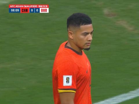 回追啊！杨泽翔大脚被挡后站在原地，蒋光太解围后摇了摇头