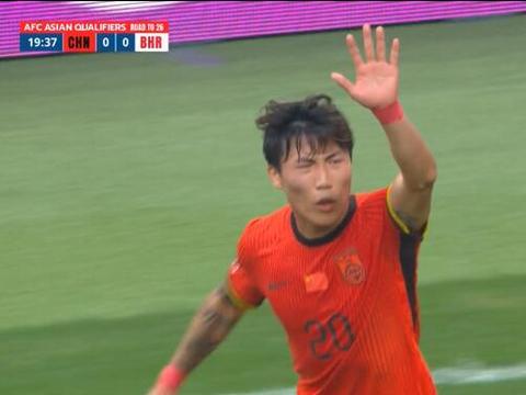 脚法没控制好！谢文能角球直接开出底线，举手示意“我的我的”