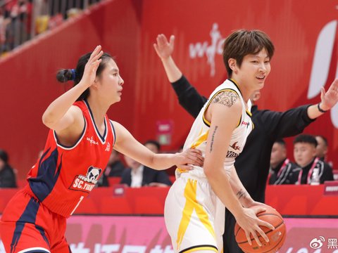 女篮一夜曝出两大冷门！全联盟第1被掀翻：张子宇6分2板惨遭弃用？