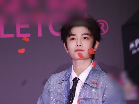 丁禹兮近期造型亮眼宠粉举动暖心