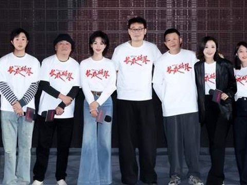 大合影万茜被硬挤到中间！这反应太可爱啦