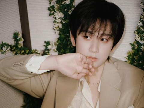 成毅今年造型大赏：白西装、燕麦色、藏青深V，哪套才是你的top1