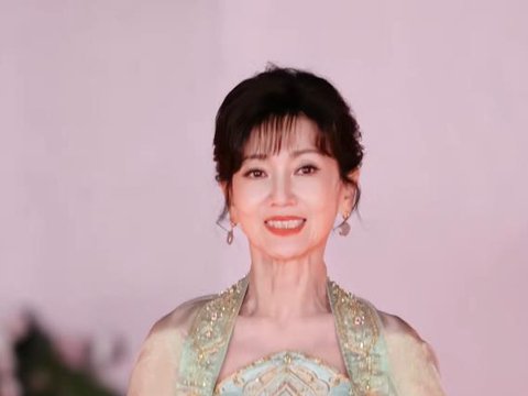 75岁赵雅芝亮相绽放之夜红毯，穿绿色礼服飘逸披风，宛若精灵女王
