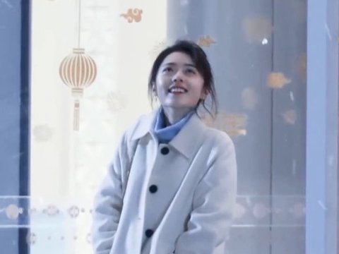 赵今麦短发白大衣造型惊艳冬日