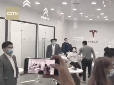 女车主上海车展现场维权,特斯拉深夜再回应:产品问题负责到底,不合理诉求不妥协