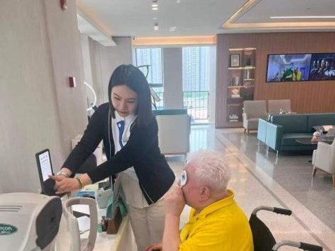 步履受限亦能追光！上海爱尔特需一站式服务老人轻松做白内障手术