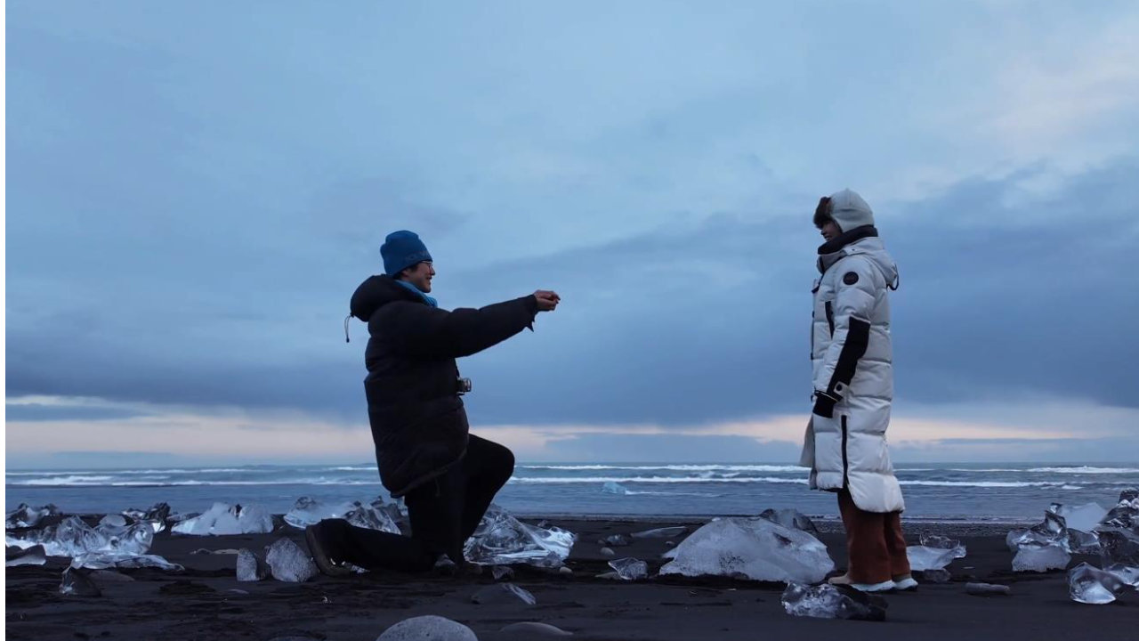 42岁金莎被小17岁男友孙丞潇冰岛求婚，单膝跪地，甜蜜拥抱好浪漫