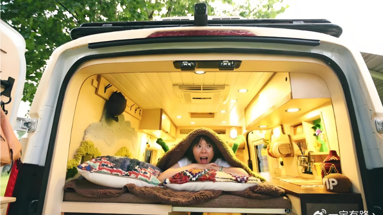 从超女第六到住5㎡房车，她把生活过成了科幻片，谁还敢说她混得惨