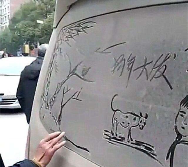 小伙在面包车上乱涂乱画，车主本想发难，看到成品车都不愿洗了