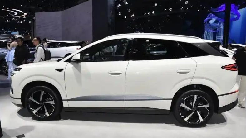 国内“中型SUV”销量王者：创下今年新高，单月销量飙至5万台