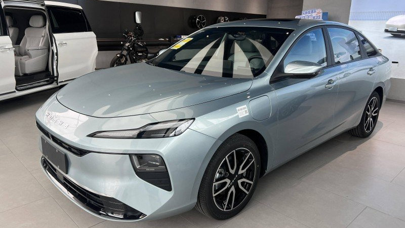 10万级纯电轿车：荣威D6的价格、实力与适配人群，购车全指南