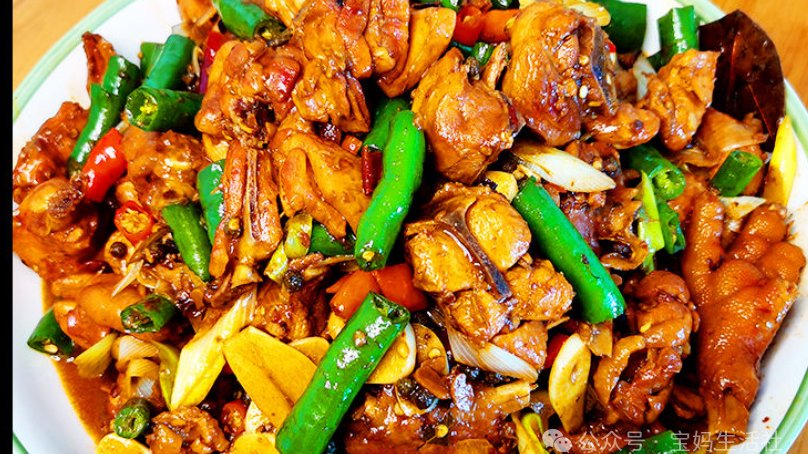 山东传统名菜临沂炒鸡以多种调料炒制而成，口感鲜美，既有鸡肉的鲜香