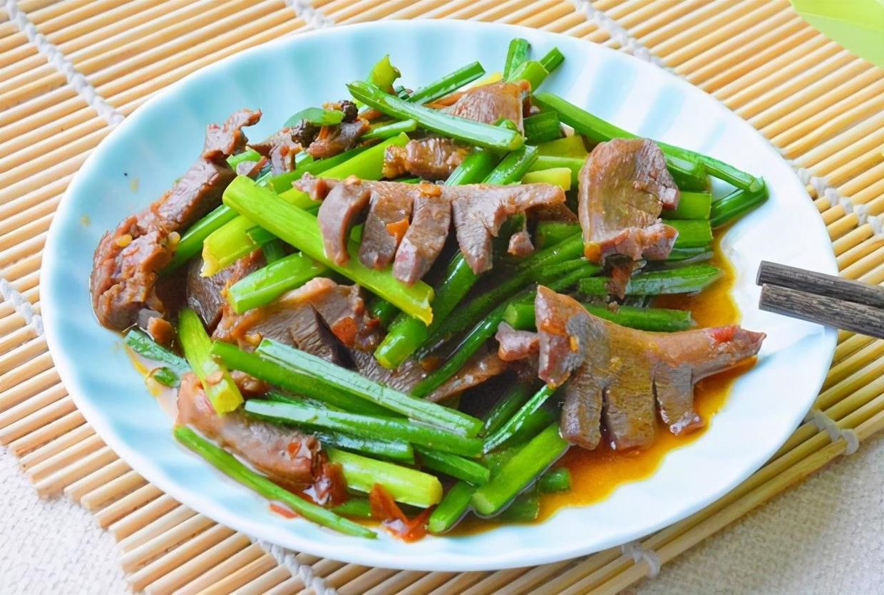 美食推荐：韭台炒鸡胗，爆炒胗花，泡菜炒肉，苦瓜丝拌熏干图1